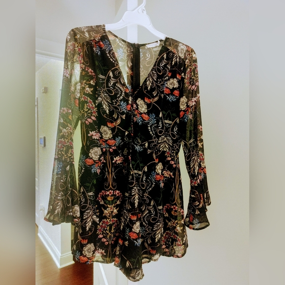 Nordstrom Lush Black Colorful Floral Romper Long Sleeve Bell Sleeves Size Small - Picture 1 of 2